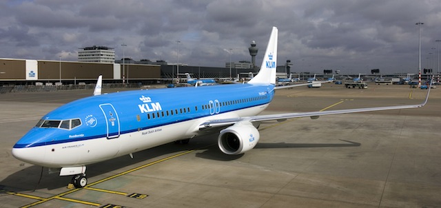 Meat & Seat: Fluglinie KLM versucht sich in Social Seating. Im Cafe wird eingecheckt noch bevor der Kellner die Wünsche aufnimmt, die Facebook Freundin teilt uns den Kalorienverbrauch beim Fitnesslauf...